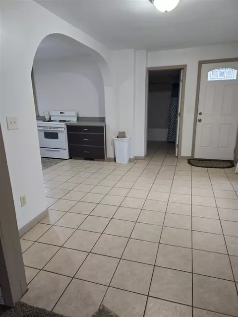 Entry Way - 912 Wayne, Jackson, MI 49202 photo 1 of 1
