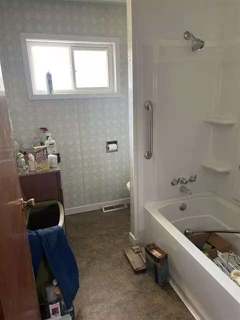 Bath - 872 Clifford Lake Cir, Stanton, MI 48888 photo 1 of 1