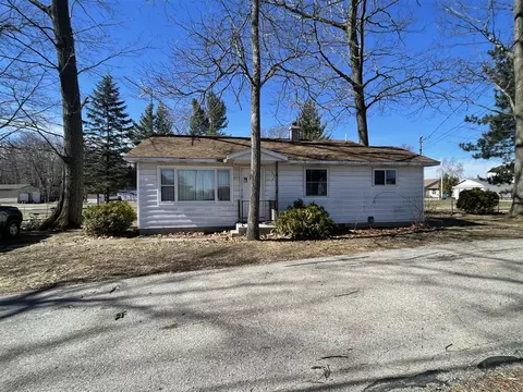 872 Clifford Lake Cir, Stanton, MI 48888