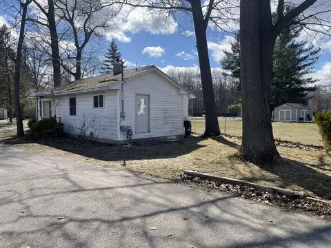 Exterior - 872 Clifford Lake Cir, Stanton, MI 48888 photo 6 of 9