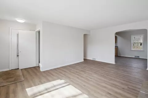 Living - 6300 Spring Arbor, Jackson, MI 49201 photo 2 of 4