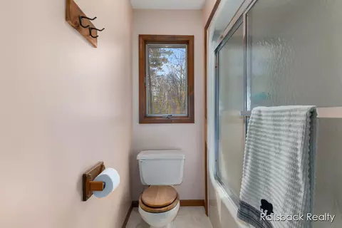 Bath - 162 E 56th, Newaygo, MI 49337 photo 3 of 6