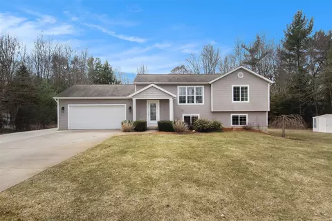 6490 Pine Pt, Coopersville, MI 49404