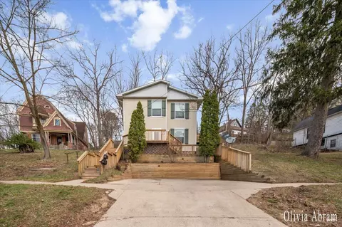 432 E Main #A/B, Ionia, MI 48846
