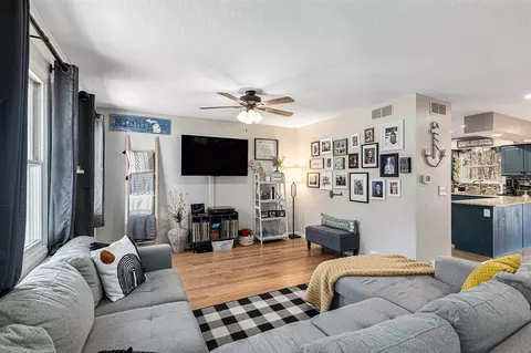 Living - 3250 Reynolds, Jackson, MI 49201 photo 3 of 6
