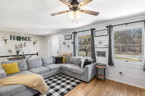 Living - 3250 Reynolds, Jackson, MI 49201 photo 2 of 6