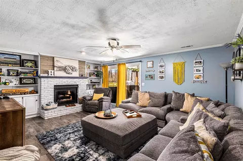 Living - 3250 Reynolds, Jackson, MI 49201 photo 4 of 6