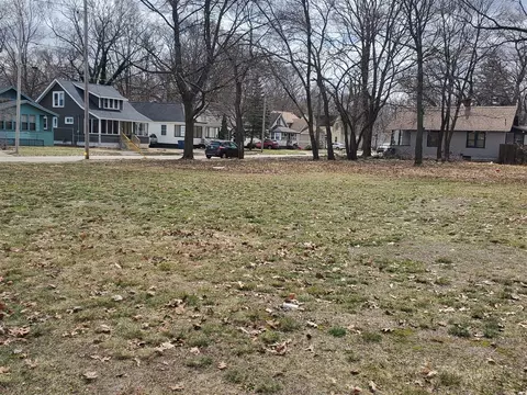 295 W W Smt, Muskegon, MI 49444