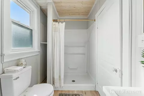 Bath - 516 Pearl, Belding, MI 48809 photo 2 of 3