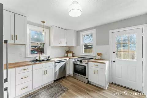 Kitchen - 516 Pearl, Belding, MI 48809 photo 3 of 4