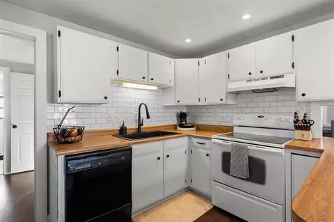 Kitchen - 727 E 2nd, Lawton, MI 49065 photo 3 of 4
