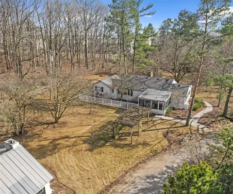 2475 Dhu Varren, Ann Arbor, MI 48105