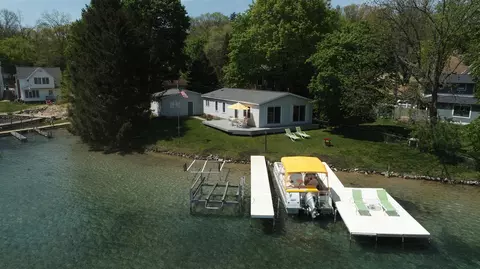 257 S Gull Lk, Richland, MI 49083