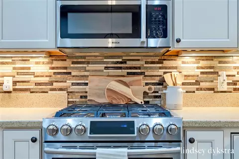 Kitchen - 971 Bridge Crst, Ada, MI 49301 photo 2 of 6