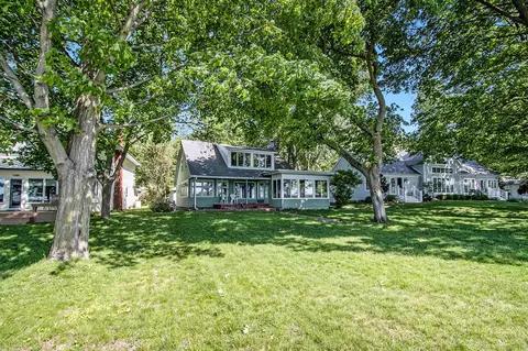 960 E Gull Lk, Augusta, MI 49012
