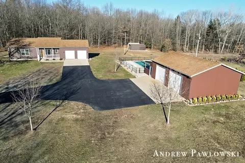 16861 Peach Rdg, Kent City, MI 49330