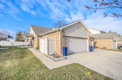 926 May Dr, Monroe, MI 48161