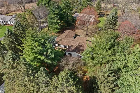 2683 Fenton, Hartland, MI 48353