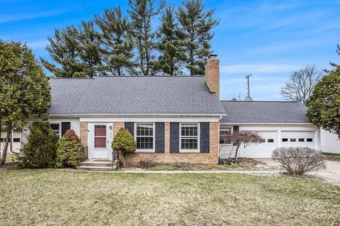 305 Country Clb, Battle Creek, MI 49015