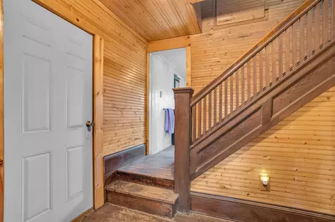 Entry Way - 909 Munith, Jackson, MI 49201 photo 3 of 7