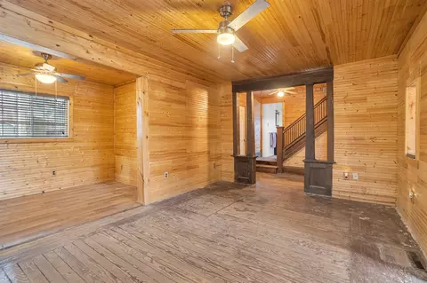 Living - 909 Munith, Jackson, MI 49201 photo 2 of 5