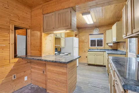 Kitchen - 909 Munith, Jackson, MI 49201 photo 2 of 4