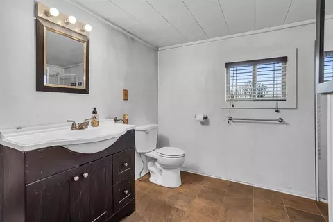 Bath - 909 Munith, Jackson, MI 49201 photo 2 of 4