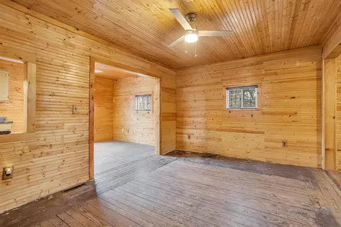 Living - 909 Munith, Jackson, MI 49201 photo 5 of 5
