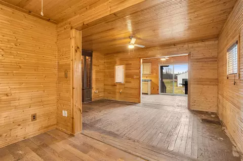Living - 909 Munith, Jackson, MI 49201 photo 3 of 5