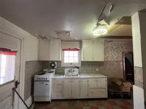 Kitchen - 3201 Rives Jct, Jackson, MI 49201 photo 1 of 2
