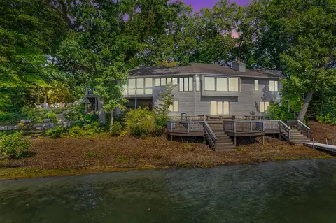1100 E Crooked Lk, Kalamazoo, MI 49009