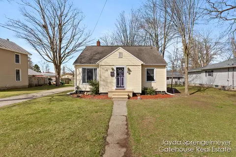 930 Lincoln Lk, Lowell, MI 49331