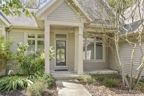 1663 Oakleigh Woods, Grand Rapids, MI 49504