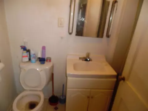 Bath - 723 W Washington, Jackson, MI 49201 photo 2 of 4