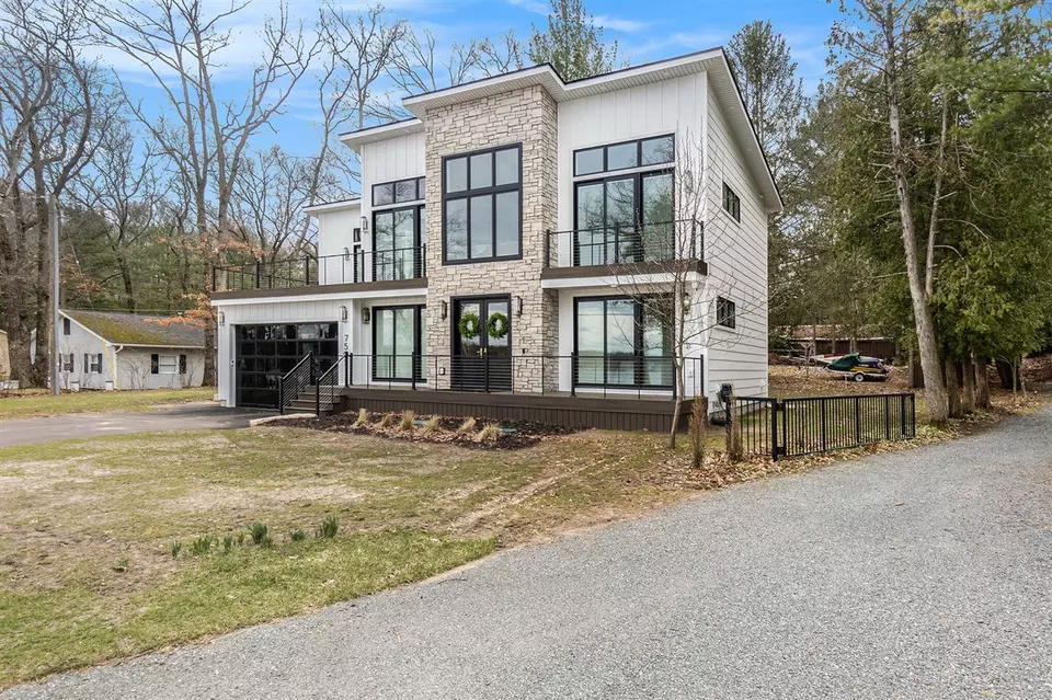 Exterior - 7505 S Lakeshore, Pentwater, MI 49449 photo 2 of 3