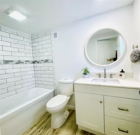 Bath - 120 Lakeview, Jackson, MI 49203 photo 1 of 5