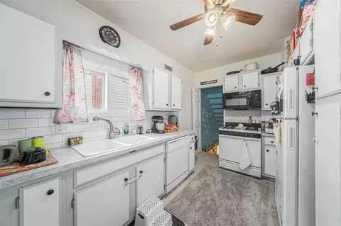 Kitchen - 704 Loomis, Jackson, MI 49202 photo 1 of 1