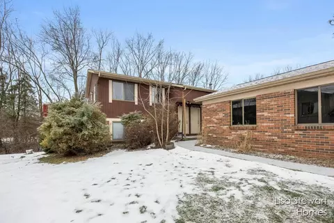 4729-4735 Circle Shr, Kentwood, MI 49508
