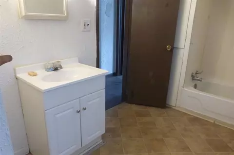 Bath - 516 Cedar, Niles, MI 49120 photo 1 of 3