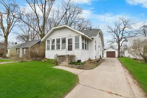 101 Maplelawn, Kentwood, MI 49548