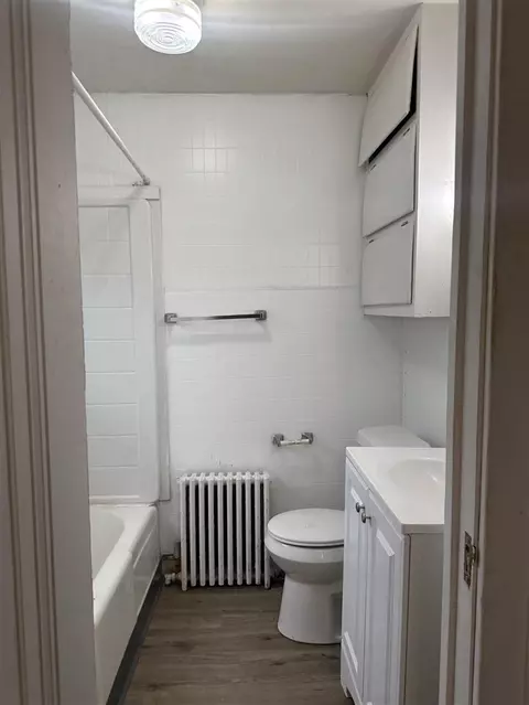 Bath - 706 Webb, Jackson, MI 49202 photo 2 of 2