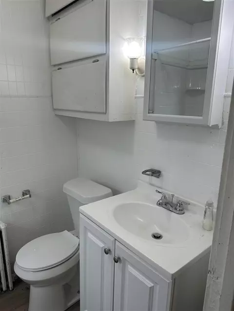 Bath - 706 Webb, Jackson, MI 49202 photo 1 of 2