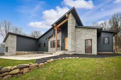 1600 Stonecreek, Niles, MI 49120