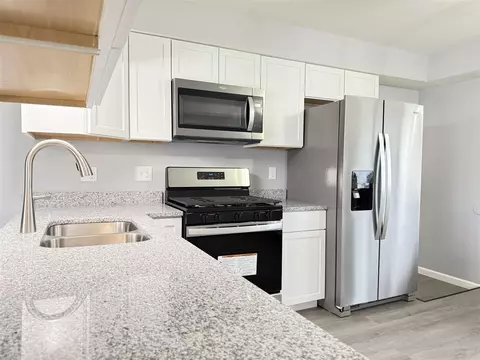 Kitchen - 29212 E Nottingham, Warren, MI 48092 photo 3 of 4