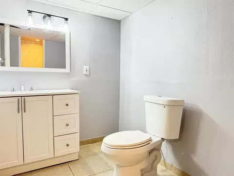 Bath - 29212 E Nottingham, Warren, MI 48092 photo 2 of 2