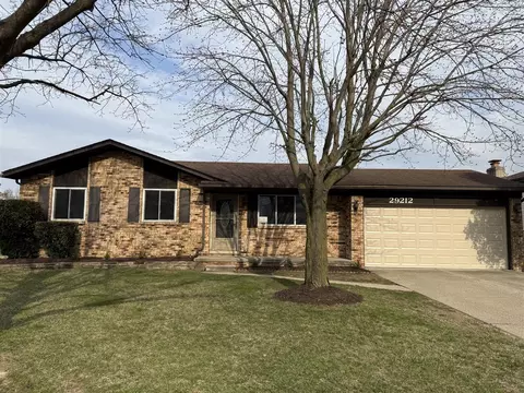 29212 E Nottingham, Warren, MI 48092