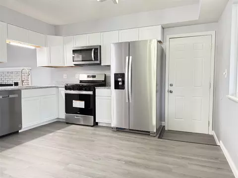 Kitchen - 29212 E Nottingham, Warren, MI 48092 photo 4 of 4