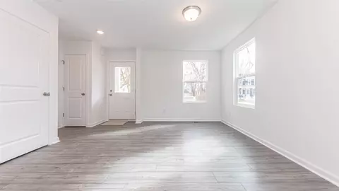 Living - 625 Loomis, Jackson, MI 49202 photo 4 of 6