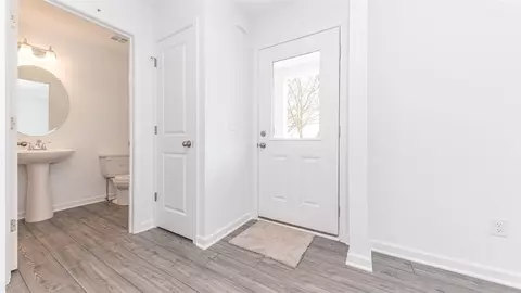 Entry Way - 625 Loomis, Jackson, MI 49202 photo 1 of 2