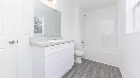 Bath - 809 Maltby, Jackson, MI 49202 photo 2 of 2